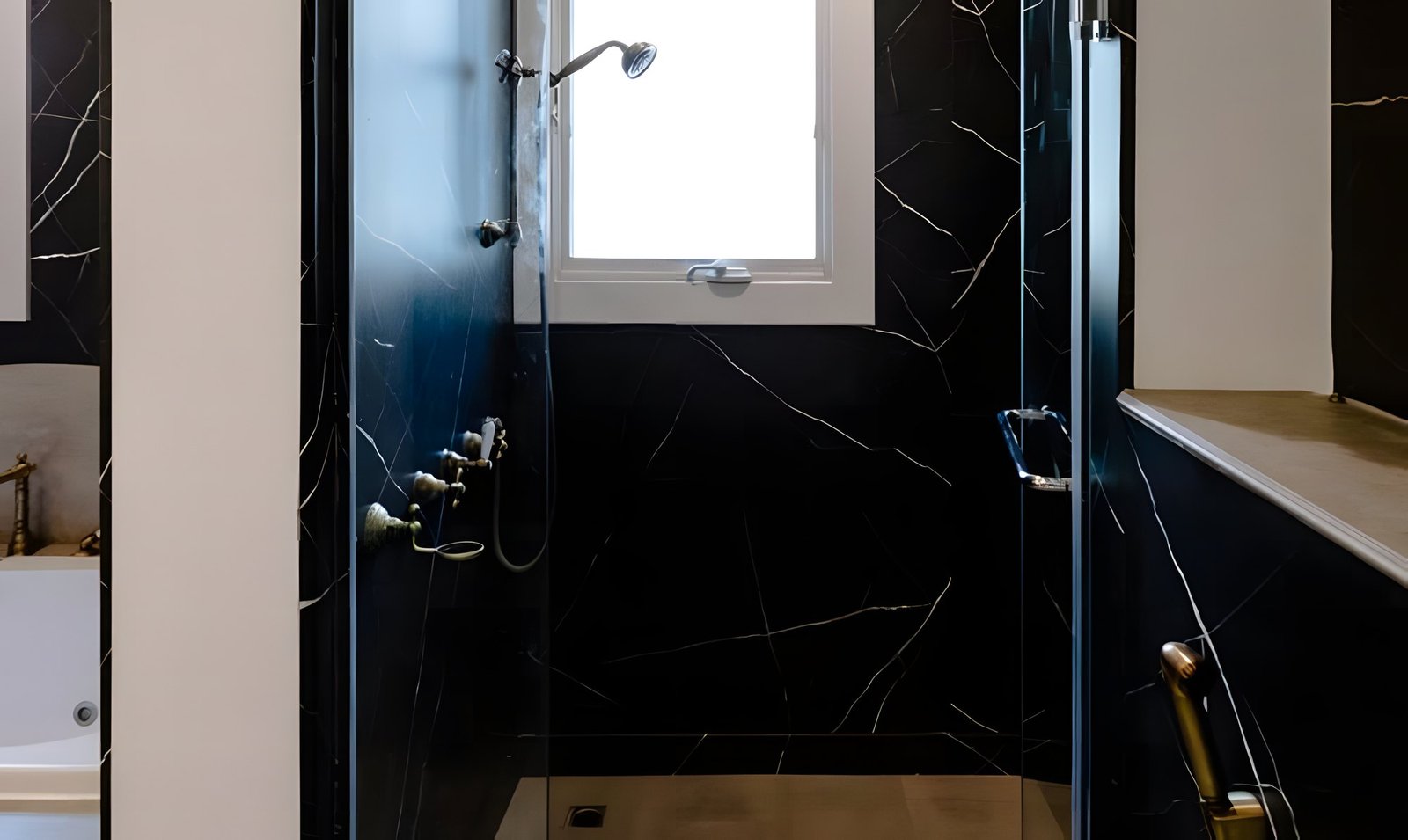 Après : la même douche aux parois aspect marbre noir à fines veines blanches, fenêtre au fond.
