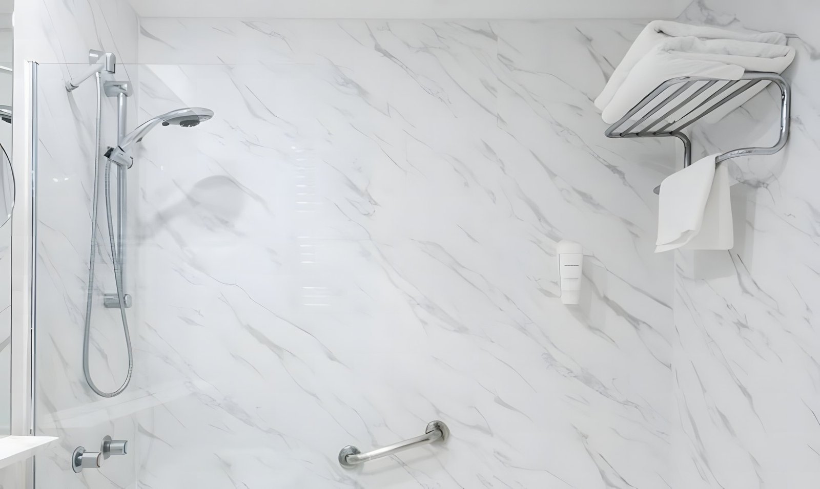 Après : la même paroi de douche, aspect marbre blanc veiné de gris, robinetterie chromée conservée.