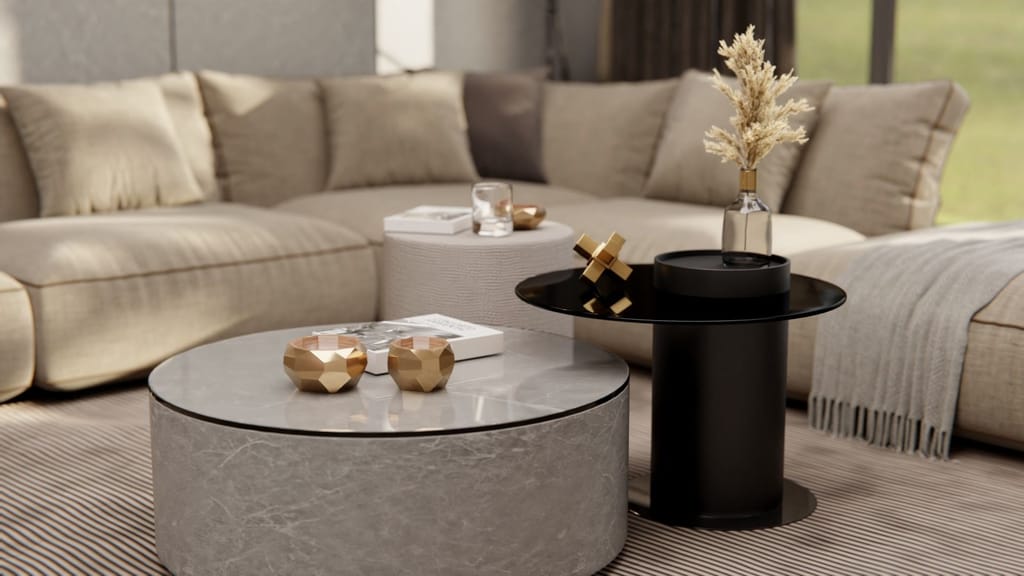 Table basse ronde effet marbre gris clair dans un salon au canapé d'angle beige