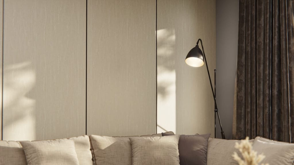 Panneaux muraux habillés d'un textile beige à fibres verticales derrière un canapé, avec lampadaire noir