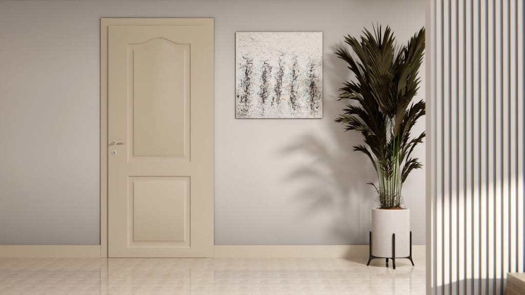 Porte intérieure à panneaux moulurés beige sable mat sur un mur gris clair, palmier en pot