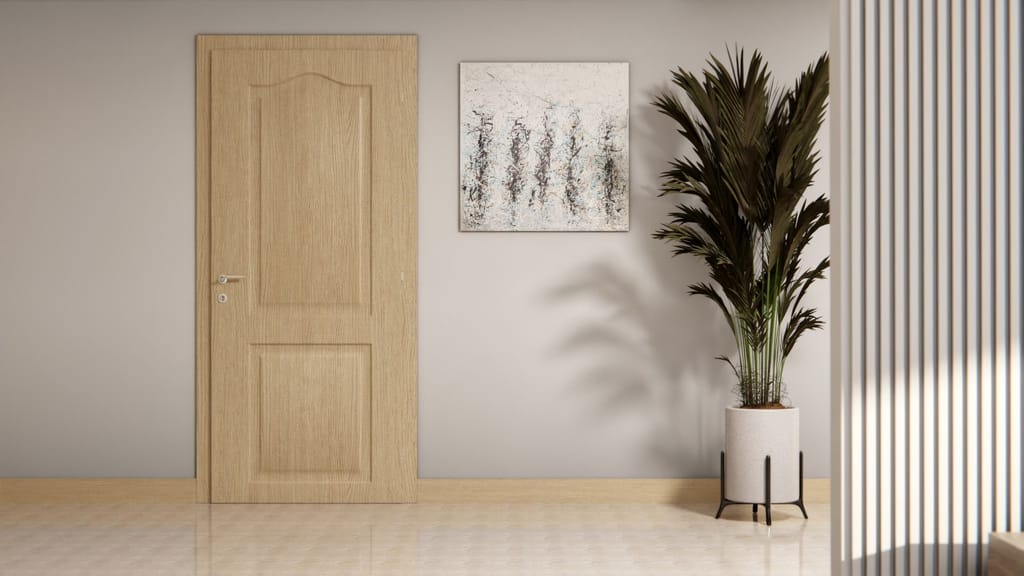 Porte intérieure à panneaux moulurés en chêne clair naturel sur un mur gris clair